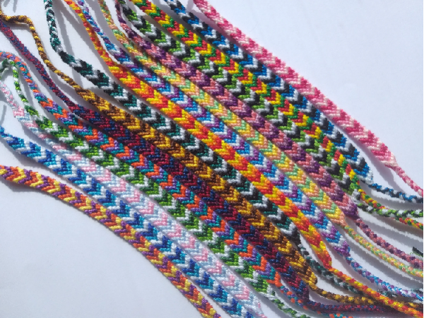 24.07.2025 Armbänder knüpfen